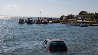 Divljao golfom po Brodarici pa završio u moru kod HAZU-a Divljao golfom po Brodarici pa završio u moru kod HAZU-a