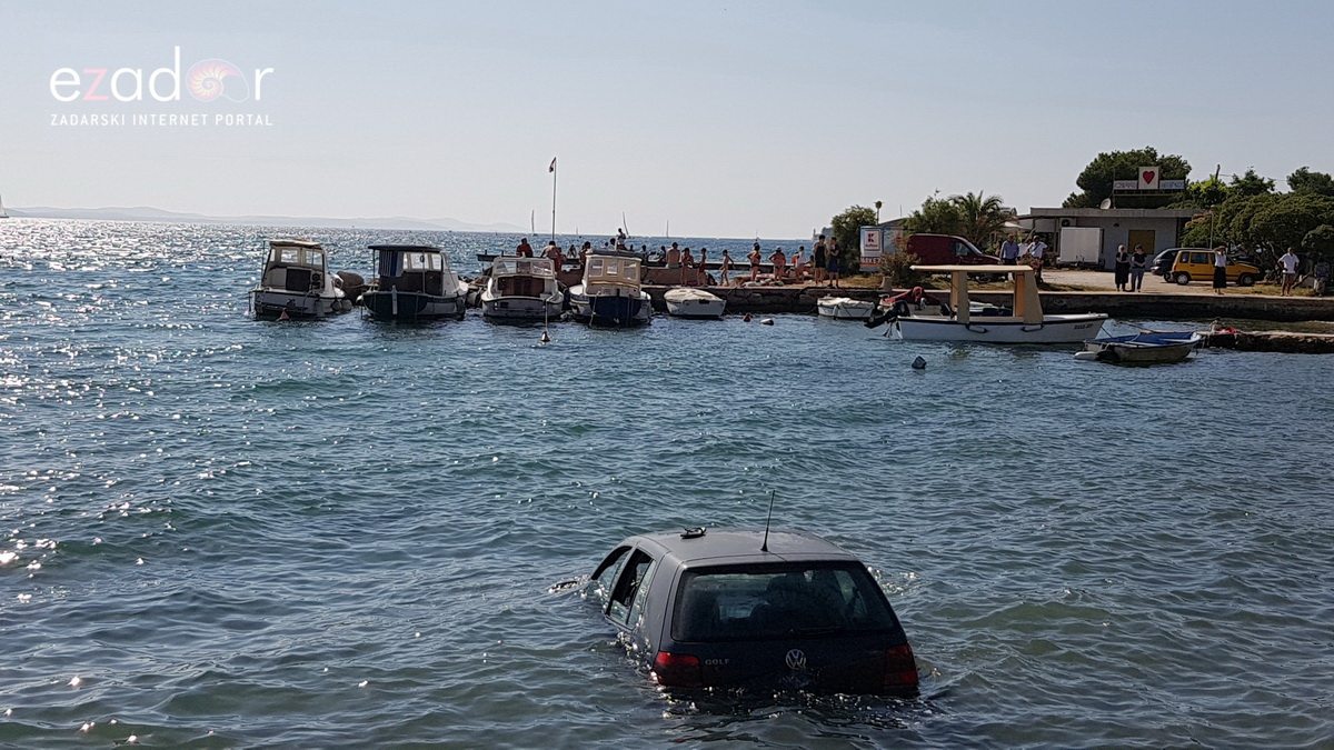 Divljao golfom po Brodarici pa završio u moru kod HAZU-a Divljao golfom po Brodarici pa završio u moru kod HAZU-a