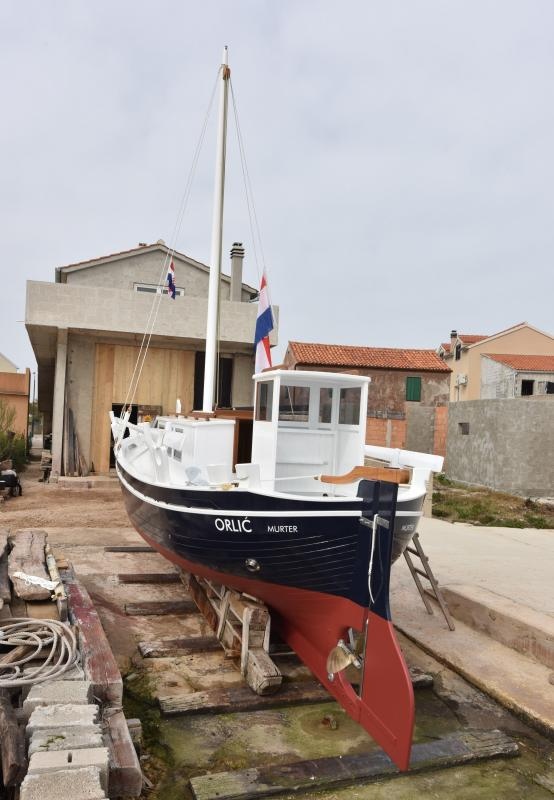 U betinskom brodogradilištu Ante Fržopa svečano je porinut novoizgrađeni tradicionalni murterski brod – leut pod imenom Orlić. Foto: Hrvoje JelavićIPIXSELL