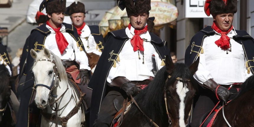 Zagreb, 181012.
Radiceva ulica.
Danas je, uzim centrom grada, marsirala pocasna satnija Kravat – pukovnije, i to povodom svjetskog dana kravate.
Foto: Damjan Tadic / CROPIX