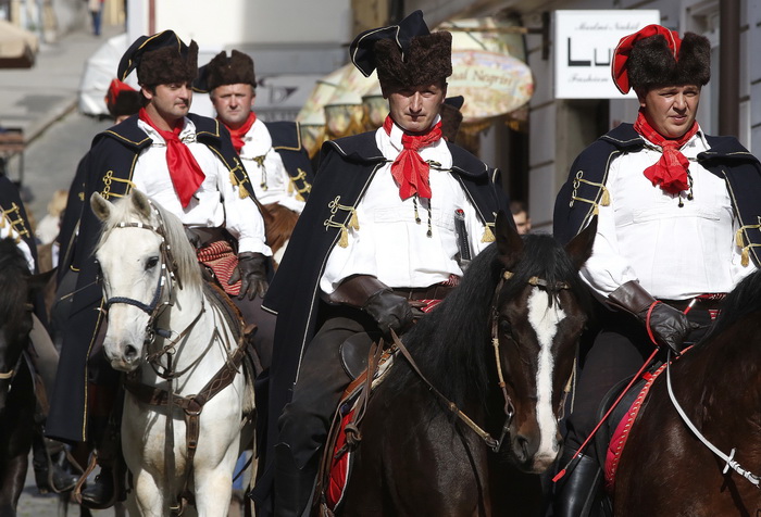 Zagreb, 181012.
Radiceva ulica.
Danas je, uzim centrom grada, marsirala pocasna satnija Kravat – pukovnije, i to povodom svjetskog dana kravate.
Foto: Damjan Tadic / CROPIX