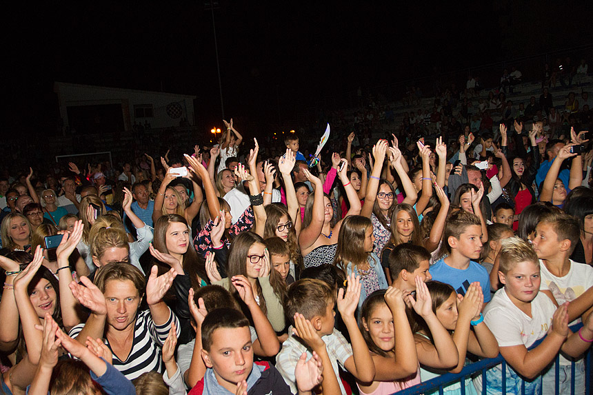 Mještani Bibinja sinoć su uživali u vrhunskom koncertu grupe Colonija na sportskom centru Crljenica Mještani Bibinja sinoć su uživali u vrhunskom koncertu grupe Colonija na sportskom centru Crljenica
