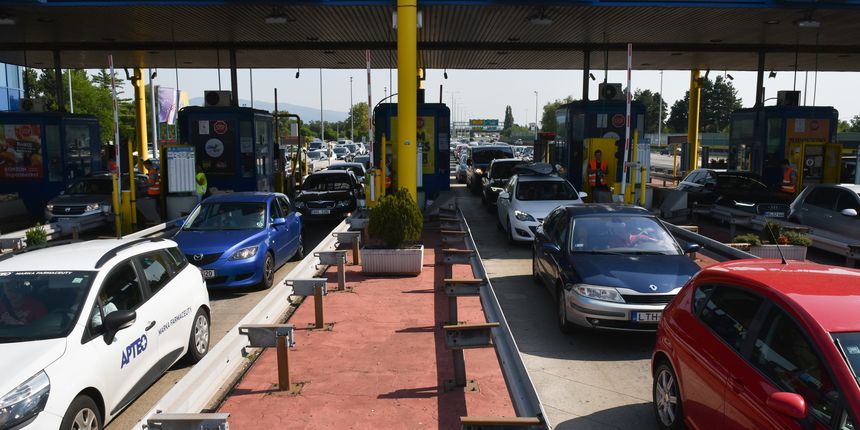 Gužva na naplatnoj postaji Lučko zbog masovnog odlaska turista na Jadransku obalu Gužva na naplatnoj postaji Lučko zbog masovnog odlaska turista na Jadransku obalu
