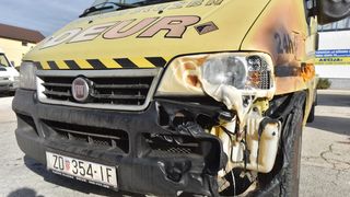 Vučnoj službi Deur na parkingu izgorjela dva vozila