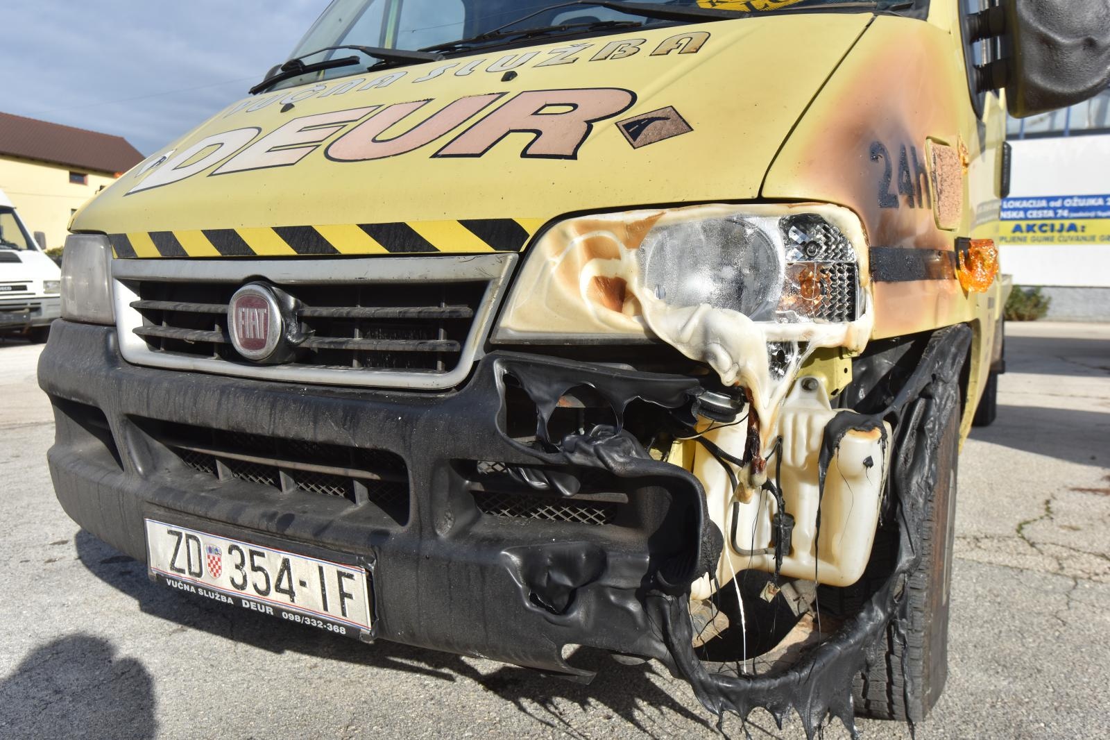 Vučnoj službi Deur na parkingu izgorjela dva vozila