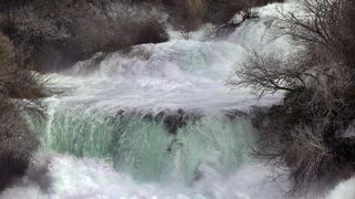 Vjetar raznoseći vodenu pjenu i sitne kapljice stvara poseban ugođaj u NP Krka