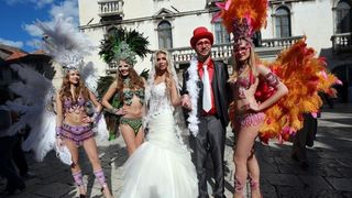 Splitski karneval: Vjenčanje Ave Karabatić i Ivana Pernara na splitskoj rivi