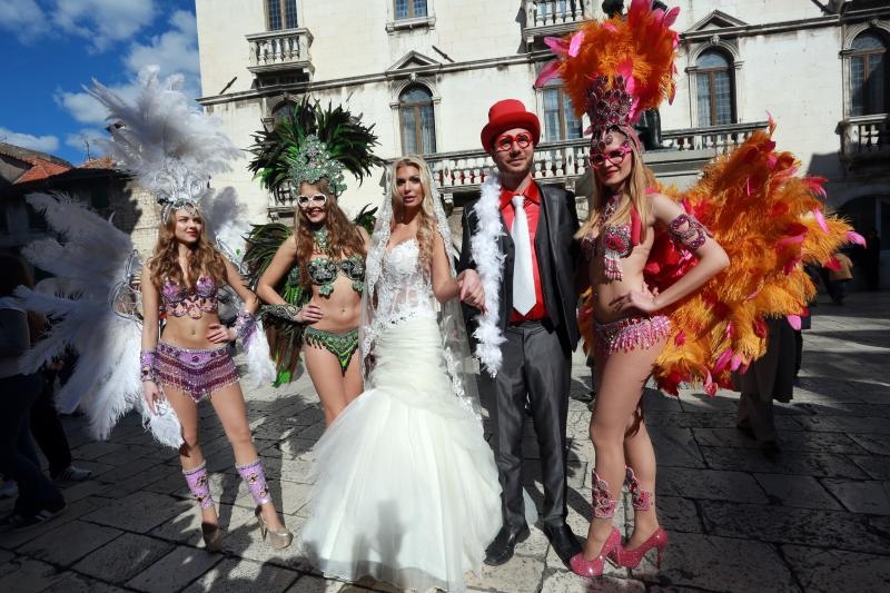 Splitski karneval: Vjenčanje Ave Karabatić i Ivana Pernara na splitskoj rivi