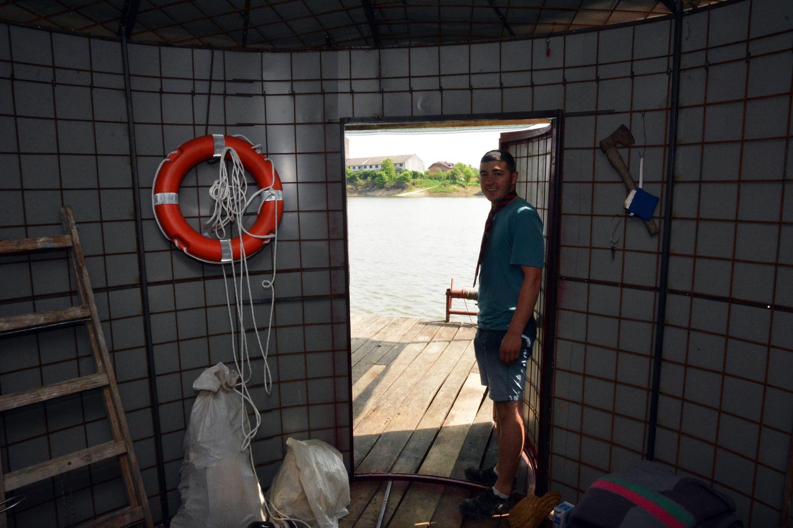 Uskoci: Dok plovimo na splavi, boravimo u loncima – otac i tri sina vlasnici zanimljivog plovila Uskoci: Dok plovimo na splavi, boravimo u loncima – otac i tri sina vlasnici zanimljivog plovila