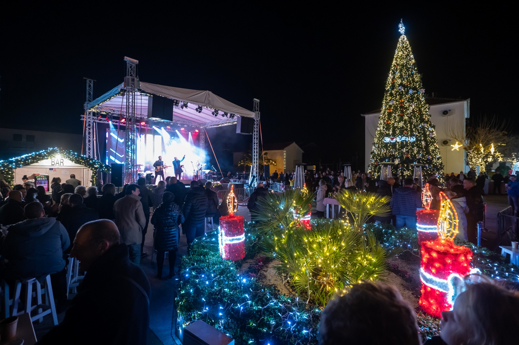 Vatromet, tisuće konfeta, šampanjac, prskalice i koncert Ivana Zaka i Tempo Banda