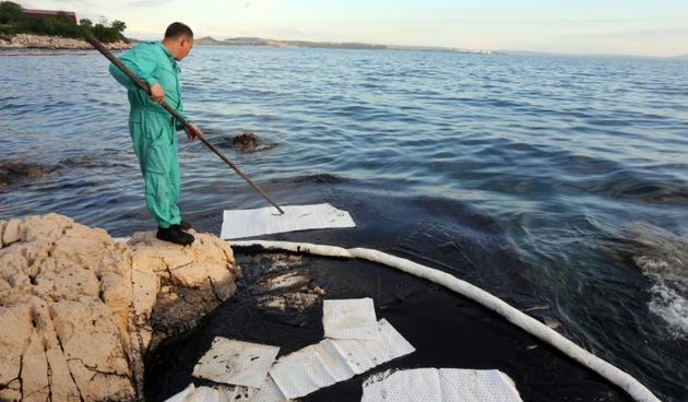 Kostrena – Djelatnici dezinsekcije pokusavaju sanirati naftno zagadjenje na moru u mjestu Urinj pored rafinerije nafte INA. Photo: Goran Kovacic/PIXSELL