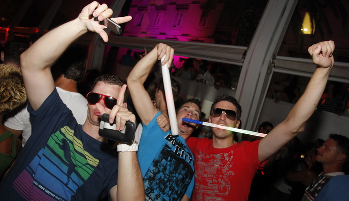 Split, 120811.
Na najvecoj DJ pozornici u Hrvatskoj Discotheque Riva Split nastupaju veceras DJ Aldo Moro, DJ Felix da Housecat, DJ Fedde le Grand, DJ James Zabiela, DJ Pero Full House i  Faithless Sound System.
Na slici: Faithless Sound System zagrijao j