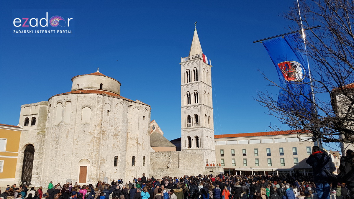 Izložba vojne opreme, oružja i vozila na zadarskoj rivi i spuštanje 25-metarske zastave s kampanela sv. Stošije