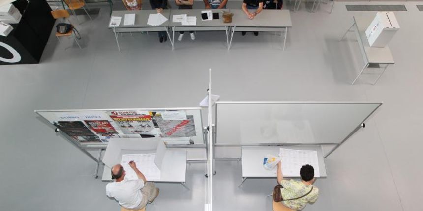 25.05.2014., Koprivnica – EU Izbori, Izbore za predstavnike Hrvatske u EU parlamentu u Koprivnici obiljezio je iznimno slab odaziv biraca – do 11 sati ih je na biralista izaslo manje od devet posto. Photo: Marijan Susenj/PIXSELL 25.05.2014., Koprivnica – EU Izbori, Izbore za predstavnike Hrvatske u EU parlamentu u Koprivnici obiljezio je iznimno slab odaziv biraca – do 11 sati ih je na biralista izaslo manje od devet posto. Photo: Marijan Susenj/PIXSELL