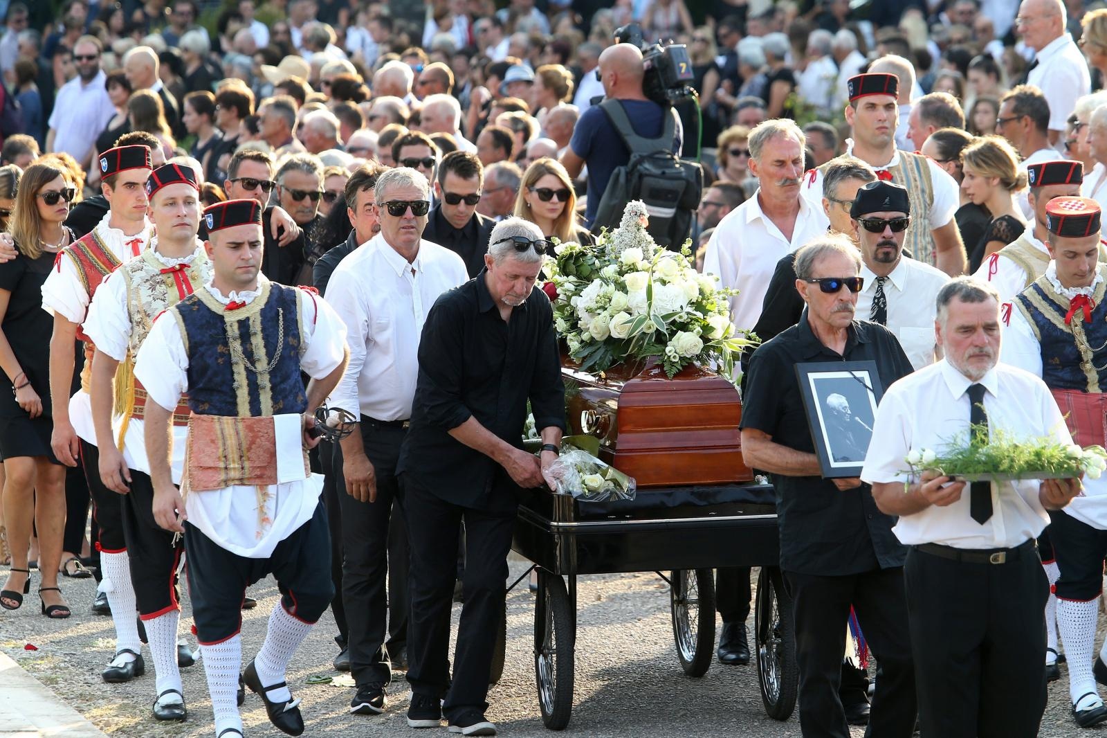 Posljednji ispraćaj Olivera Dragojevića na groblju Sveti Roko u Veloj Luci Posljednji ispraćaj Olivera Dragojevića na groblju Sveti Roko u Veloj Luci