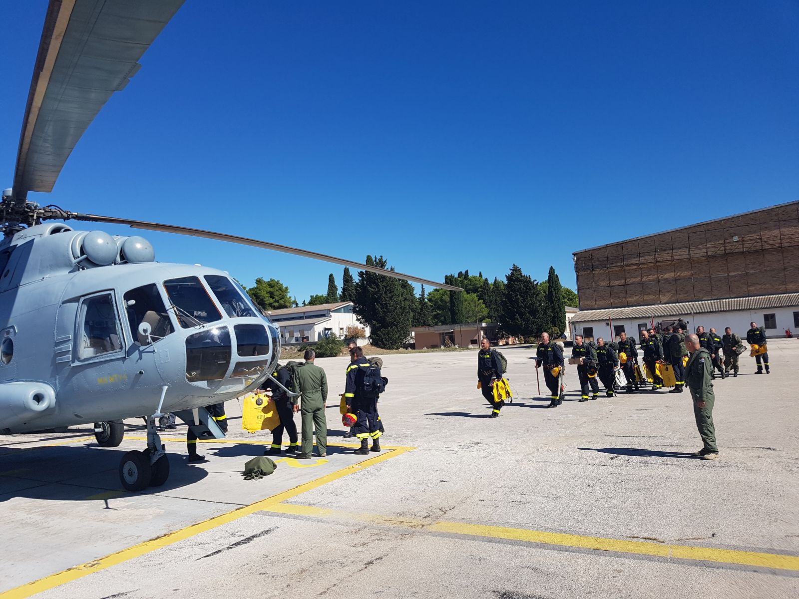 Zračne snage i vojnici gase veliki požar na Pelješcu