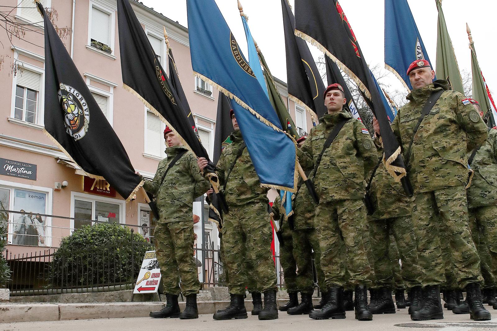 Mimohod pripadnika OSRH i MUP-a s ratnim zastavama povodom 30. obljetnice VRO Maslenica Mimohod pripadnika OSRH i MUP-a s ratnim zastavama povodom 30. obljetnice VRO Maslenica