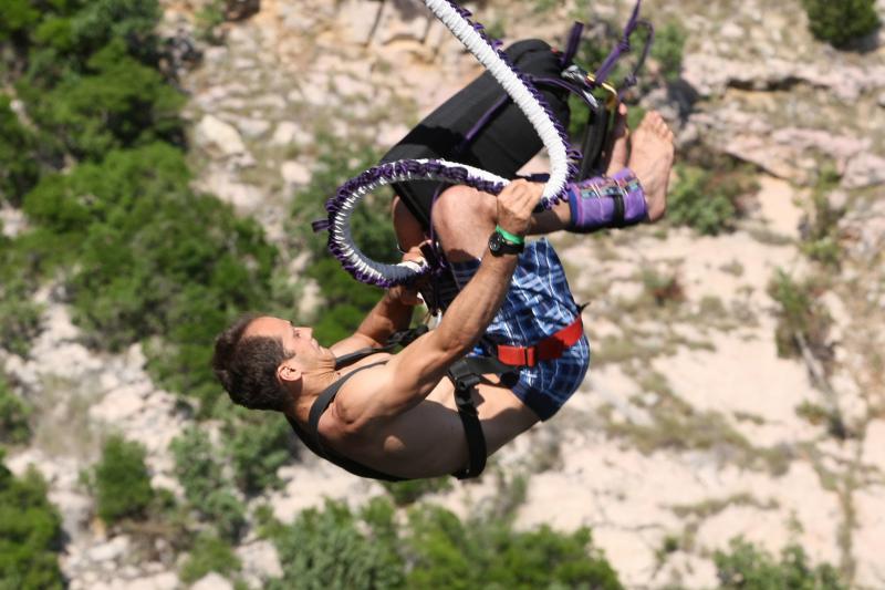 28.6.2014., Maslenica – Gimnasticar Marijo Moznik otvorio je sezonu bungee skokova s Maslenickog mosta. On je izveo dvostruki salto s uronom u more. Photo: Dino Stanin/PIXSELL