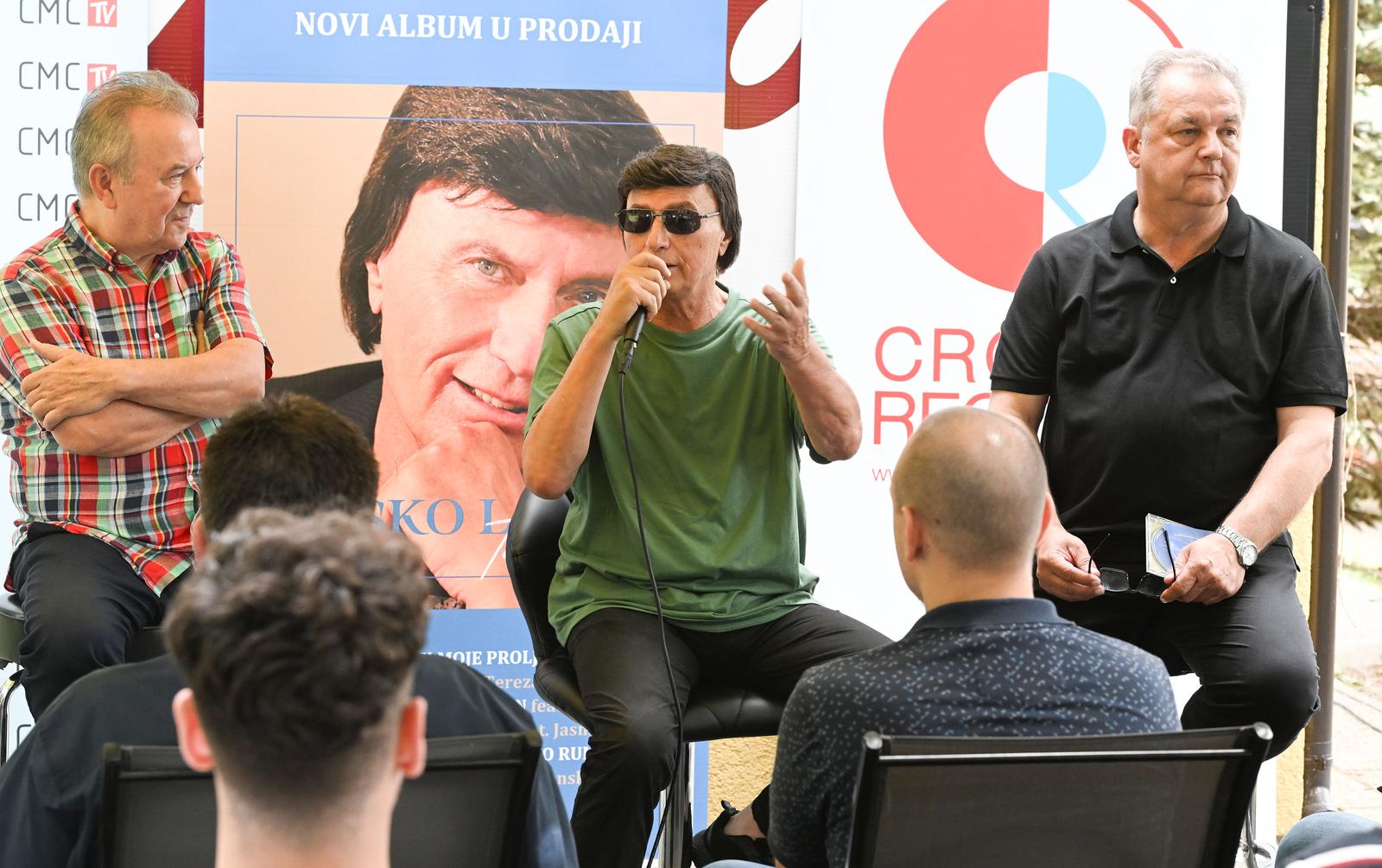 U Croatia Records-u odrzana je promocija novog albuma pjevaca Duska Lokina. U Croatia Records-u odrzana je promocija novog albuma pjevaca Duska Lokina.