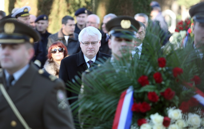 Zadar, 270112.
Predsjednik RH Ivo Josipovic u posjeti je Zadarskoj zupaniji. Jutros je polozio vijenac na sredisnjem krizu gradskog groblja svim poginulim sudionicima akcije Maslenica.
Foto: Andrija Lucic / CROPIX