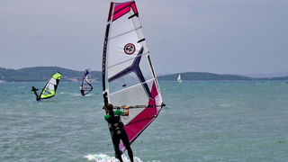 Kiteri i surferi uživali u jakom jugu