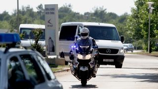 Dan poslije nesrece ceskih turista, Ozlijedjeni Cesi dovezeni su kombijma hitne pomoci iz gospicke bolnice te su ukrcani u avion. Foto: Jure Miskovic / CROPIX Dan poslije nesrece ceskih turista, Ozlijedjeni Cesi dovezeni su kombijma hitne pomoci iz gospicke bolnice te su ukrcani u avion. Foto: Jure Miskovic / CROPIX