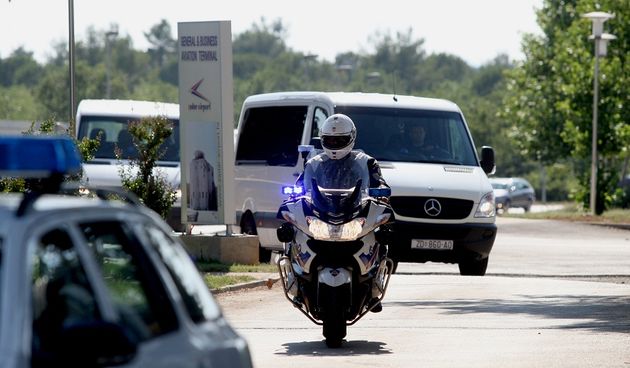 Dan poslije nesrece ceskih turista, Ozlijedjeni Cesi dovezeni su kombijma hitne pomoci iz gospicke bolnice te su ukrcani u avion. Foto: Jure Miskovic / CROPIX