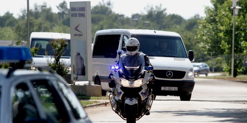 Dan poslije nesrece ceskih turista, Ozlijedjeni Cesi dovezeni su kombijma hitne pomoci iz gospicke bolnice te su ukrcani u avion. Foto: Jure Miskovic / CROPIX Dan poslije nesrece ceskih turista, Ozlijedjeni Cesi dovezeni su kombijma hitne pomoci iz gospicke bolnice te su ukrcani u avion. Foto: Jure Miskovic / CROPIX