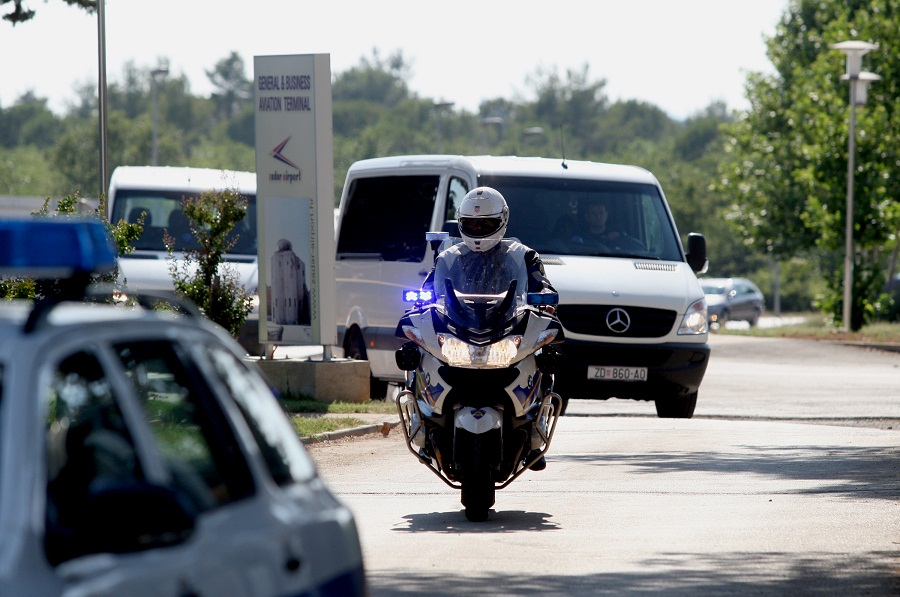 Dan poslije nesrece ceskih turista, Ozlijedjeni Cesi dovezeni su kombijma hitne pomoci iz gospicke bolnice te su ukrcani u avion. Foto: Jure Miskovic / CROPIX Dan poslije nesrece ceskih turista, Ozlijedjeni Cesi dovezeni su kombijma hitne pomoci iz gospicke bolnice te su ukrcani u avion. Foto: Jure Miskovic / CROPIX