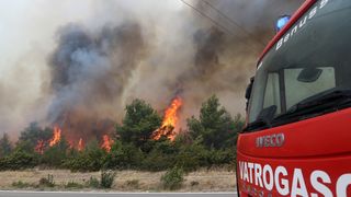 Lozovac: veliki požar zaprijetio kućama, kopnenim snagama pridružila se četiri kanadera Lozovac: veliki požar zaprijetio kućama, kopnenim snagama pridružila se četiri kanadera