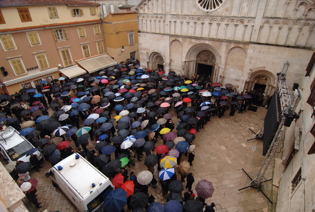 Zadar, 300110.
Pogreb zadarskog nadbiskupa Ivana Prendje u crkvi Svete Stosije.
Zadarski nadbiskup Ivan Prendja preminuo je iznenada  25. sijecnja 2010. godine u Zagrebu u 71. godini zivota, nakon 46 godina svecenistva i 20 godina biskupstva.
Misu odrzava