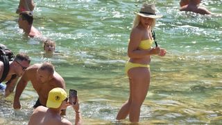 Rješenje za osvježenje: Kupanje u ledenoj rijeci Krki u NP Krka. Photo: Hrvoje Jelavić/PIXSELL