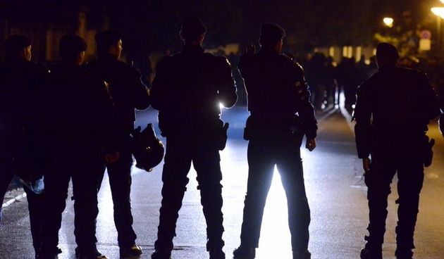 Članovi BBB-a pred Mamićevom kućom,dočekala ih policija, Photo: Marko Lukunic/PIXSELL