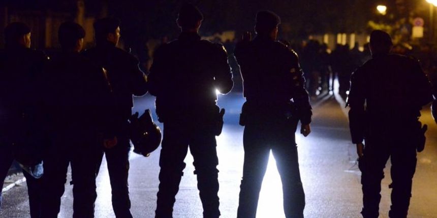 Članovi BBB-a pred Mamićevom kućom,dočekala ih policija, Photo: Marko Lukunic/PIXSELL