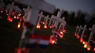 Vukovar: Lampioni osvjetljavaju 938 bijelih križeva na Memorijalnom groblju. Foto: Grgur Žućko/PIXSELL Vukovar: Lampioni osvjetljavaju 938 bijelih križeva na Memorijalnom groblju. Foto: Grgur Žućko/PIXSELL