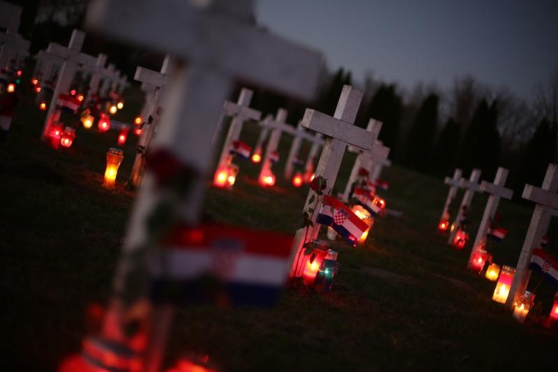 Vukovar: Lampioni osvjetljavaju 938 bijelih križeva na Memorijalnom groblju. Foto: Grgur Žućko/PIXSELL Vukovar: Lampioni osvjetljavaju 938 bijelih križeva na Memorijalnom groblju. Foto: Grgur Žućko/PIXSELL