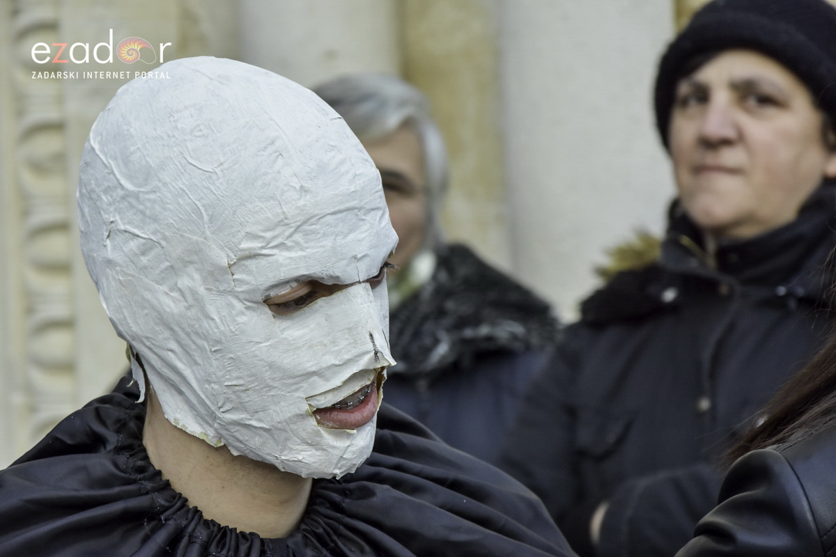 Paški zimski karneval 2018: Karnevalska povorka prošla ulicama grada do Pijace