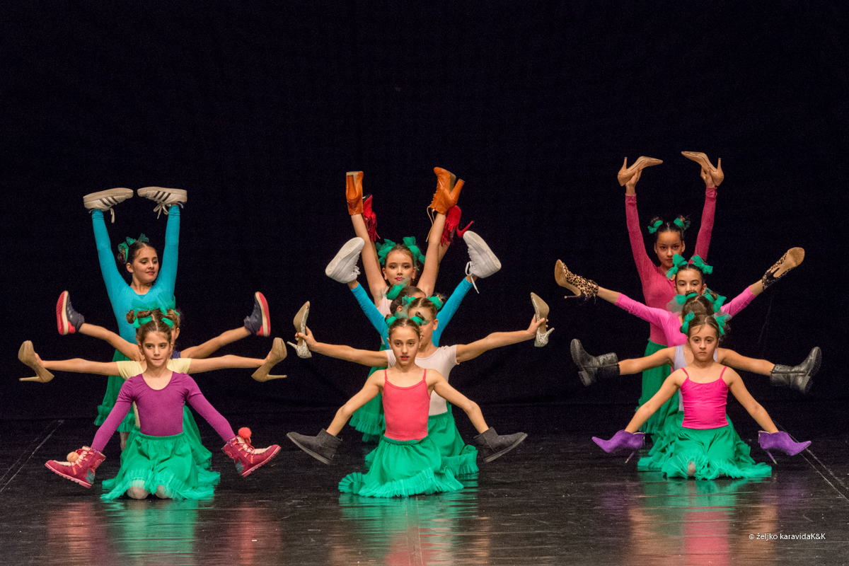 Božićna čestitka plesnog odjela Glazbene škole Blagoje Bersa