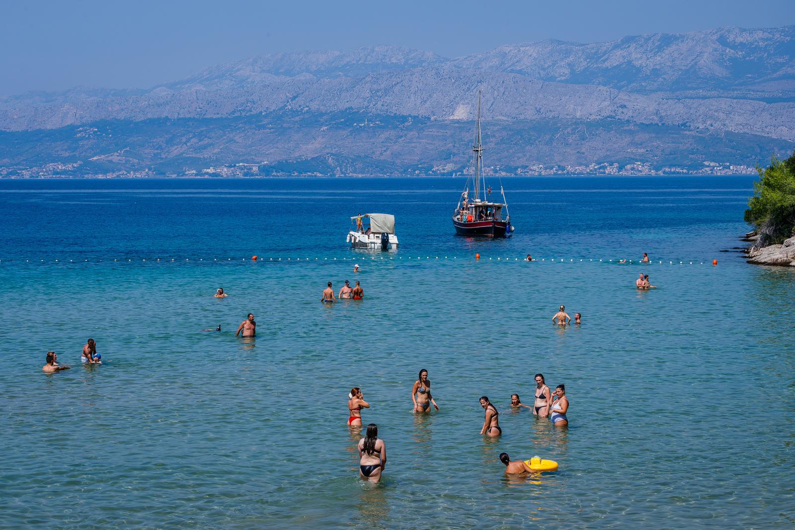 Uvala Lovrečina: Egzotična pješčana oaza na Braču u kojoj su uživali i stari Rimljani Uvala Lovrečina: Egzotična pješčana oaza na Braču u kojoj su uživali i stari Rimljani