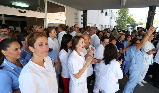 Split – Lijecnici i medicinsko osoblje u strajku okupili se ispred ulaza u KBC Split na Firulama kako bi akcijom “5 do 12” pokazali stvarne razmjere strajka. Prema rijecima Boze Bote, zupanijskog sefa Sindikata lijecnika, okupilo ih se oko 350. Photo: Ivo