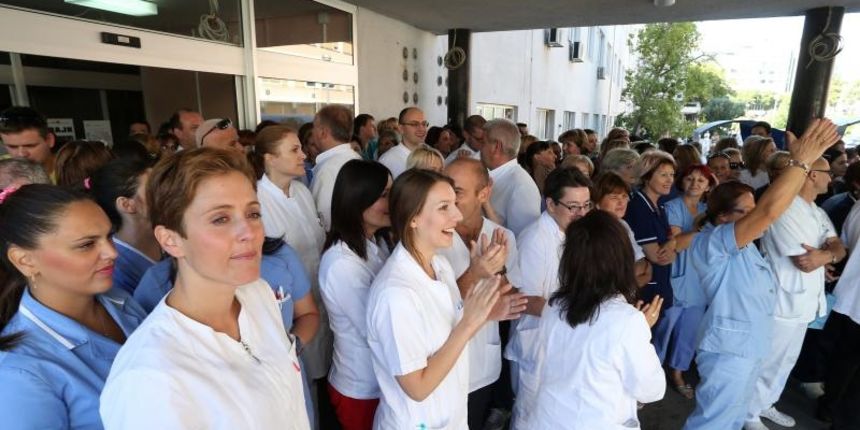 Split – Lijecnici i medicinsko osoblje u strajku okupili se ispred ulaza u KBC Split na Firulama kako bi akcijom “5 do 12” pokazali stvarne razmjere strajka. Prema rijecima Boze Bote, zupanijskog sefa Sindikata lijecnika, okupilo ih se oko 350. Photo: Ivo