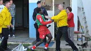 Zadar, 260513.
Stadion Stanovi.
Utakmica MAXtv 1. HNL izmedju Zadra i Splita. Nakon utakmice tamnoputi igrac Splita Belle je reagirao na rasisticke uvrede iz publike pa je doslo do naguravanja i tucnjave sa zastitarom.
Foto: Luka Gerlanc / CROPIX Zadar, 260513.
Stadion Stanovi.
Utakmica MAXtv 1. HNL izmedju Zadra i Splita. Nakon utakmice tamnoputi igrac Splita Belle je reagirao na rasisticke uvrede iz publike pa je doslo do naguravanja i tucnjave sa zastitarom.
Foto: Luka Gerlanc / CROPIX
