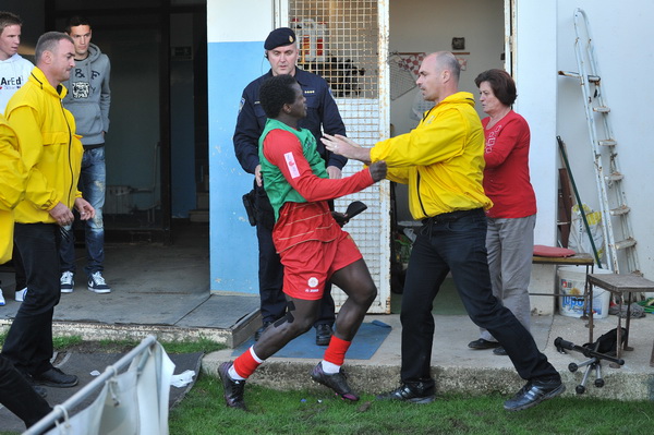 Zadar, 260513.
Stadion Stanovi.
Utakmica MAXtv 1. HNL izmedju Zadra i Splita. Nakon utakmice tamnoputi igrac Splita Belle je reagirao na rasisticke uvrede iz publike pa je doslo do naguravanja i tucnjave sa zastitarom.
Foto: Luka Gerlanc / CROPIX Zadar, 260513.
Stadion Stanovi.
Utakmica MAXtv 1. HNL izmedju Zadra i Splita. Nakon utakmice tamnoputi igrac Splita Belle je reagirao na rasisticke uvrede iz publike pa je doslo do naguravanja i tucnjave sa zastitarom.
Foto: Luka Gerlanc / CROPIX