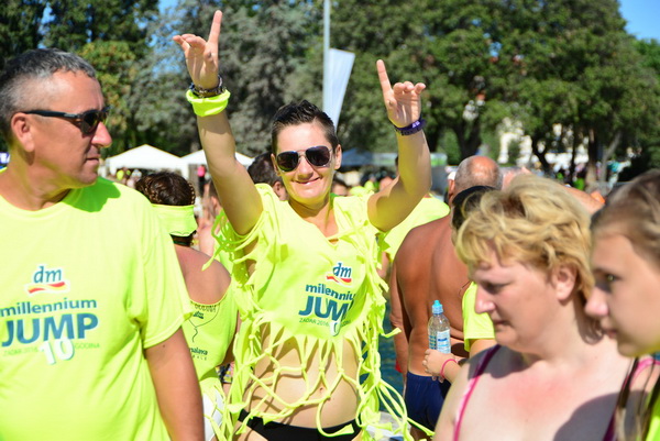 10. dm Millennium Jump na zadarskoj rivi – 3 tisuće skakača poslalo prekrasnu priču u svijet 10. dm Millennium Jump na zadarskoj rivi – 3 tisuće skakača poslalo prekrasnu priču u svijet