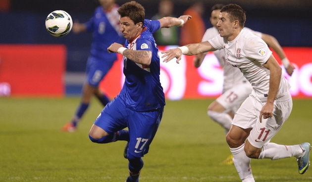 Zagreb, 220313.
Stadion Maksimir.
Kvalifikacijska utakmica za Svjetsko prvenstvo u Brazilu, 2014. godine, izmedju reprezentacija Hrvatske i Srbije.
Na slici: Mario Mandjukic i Aleksandar Kolarov.
Foto: Tom Dubravec / CROPIX