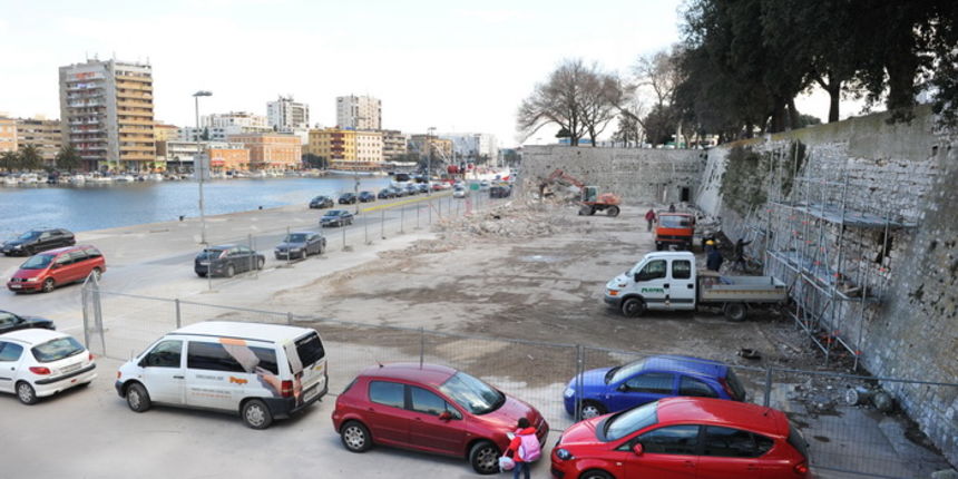 Zadar, 030311.
Zgrada Zarausek na trajektnom pristanistu u potpunosti se srusena, na njenom mjestu biti ce parking.
Foto: Andrija Lucic / Cropix Zadar, 030311.
Zgrada Zarausek na trajektnom pristanistu u potpunosti se srusena, na njenom mjestu biti ce parking.
Foto: Andrija Lucic / Cropix
