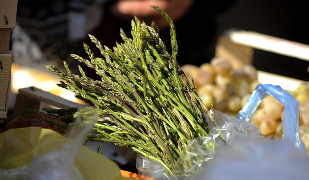 Sibenik ,241012.
Nakon jesenskih kisa ponovo su pocele rasti sparoge , jedan strucak sparoga na sibenskoj trznici privlacio je poglede kupaca.
Foto: Niksa Stipanicev / CROPIX
