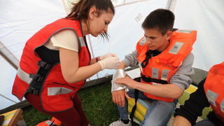 Zadar, 190413.
Pokazno-edukacijska vjezba spasavanja na moru “More i sigurnost” na moru ispred Morskih orgulja; sudjelovalo je 14 institucija (policija, vatrogasci, Crveni kriz, hitna pomoc, ronilacki klubovi…). Simuliran je pozar na Jadrolinijinom traj