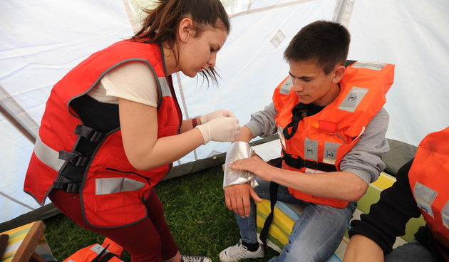 Zadar, 190413.
Pokazno-edukacijska vjezba spasavanja na moru “More i sigurnost” na moru ispred Morskih orgulja; sudjelovalo je 14 institucija (policija, vatrogasci, Crveni kriz, hitna pomoc, ronilacki klubovi…). Simuliran je pozar na Jadrolinijinom traj