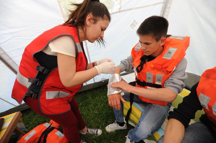 Zadar, 190413.
Pokazno-edukacijska vjezba spasavanja na moru “More i sigurnost” na moru ispred Morskih orgulja; sudjelovalo je 14 institucija (policija, vatrogasci, Crveni kriz, hitna pomoc, ronilacki klubovi…). Simuliran je pozar na Jadrolinijinom traj